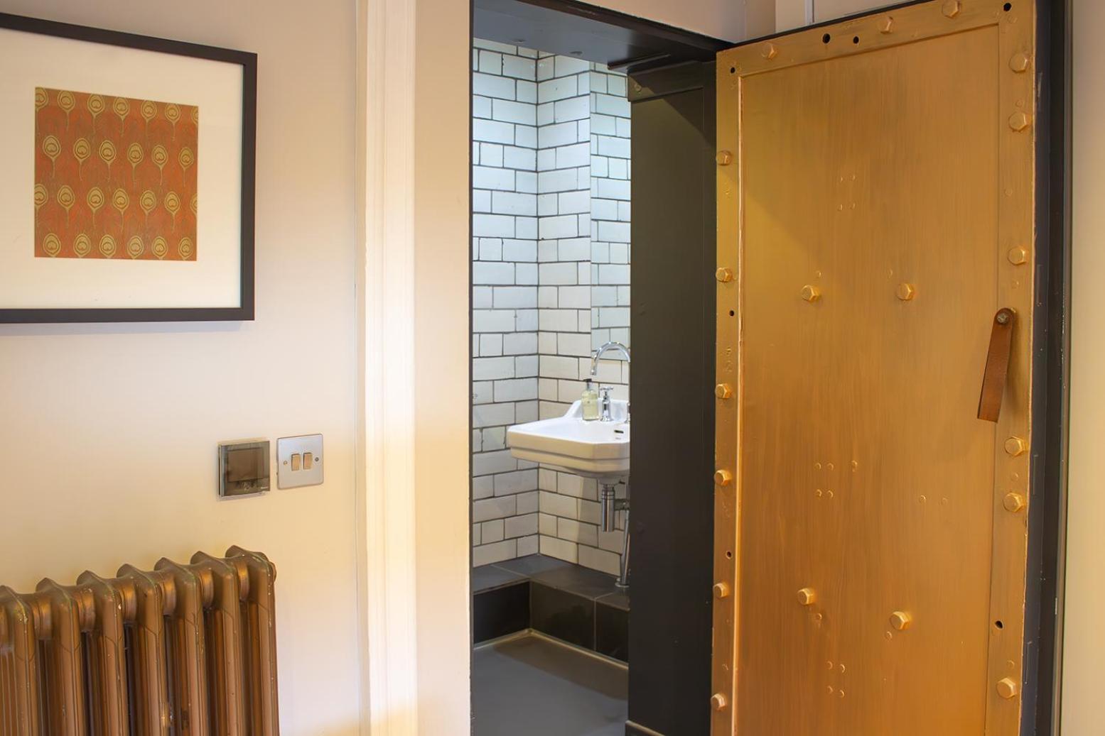 Linton Collection - 28 North Bridge Apartment Edinburgh